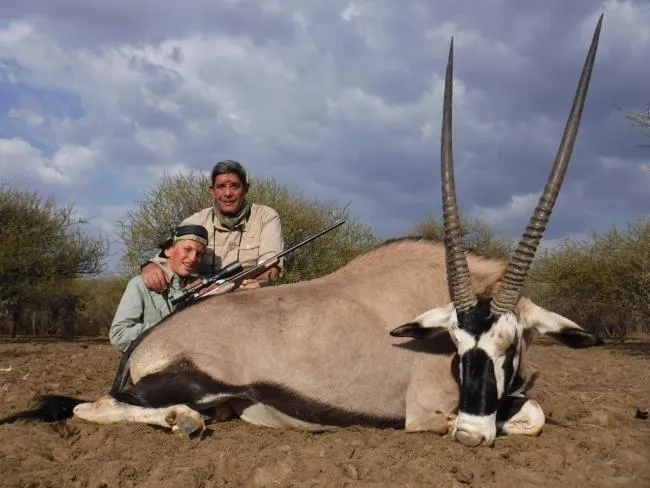 Manuel cazando su primer oryx...